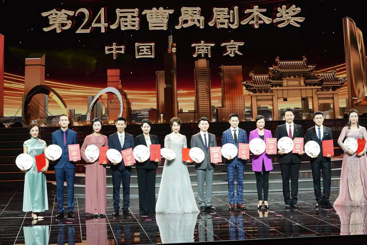 涂松岩获第30届中国戏剧梅花奖演绎话剧人间烟火引观众共情