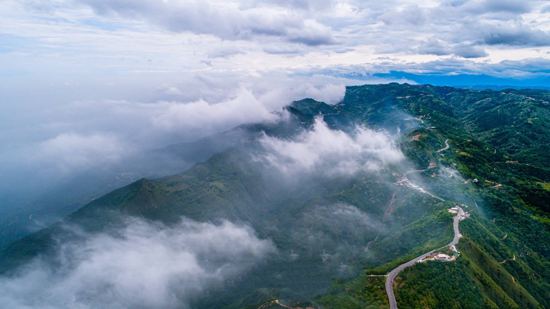 索道往返:52元/人索道单程:30元/人骊山是秦岭山脉的一个支脉,山势