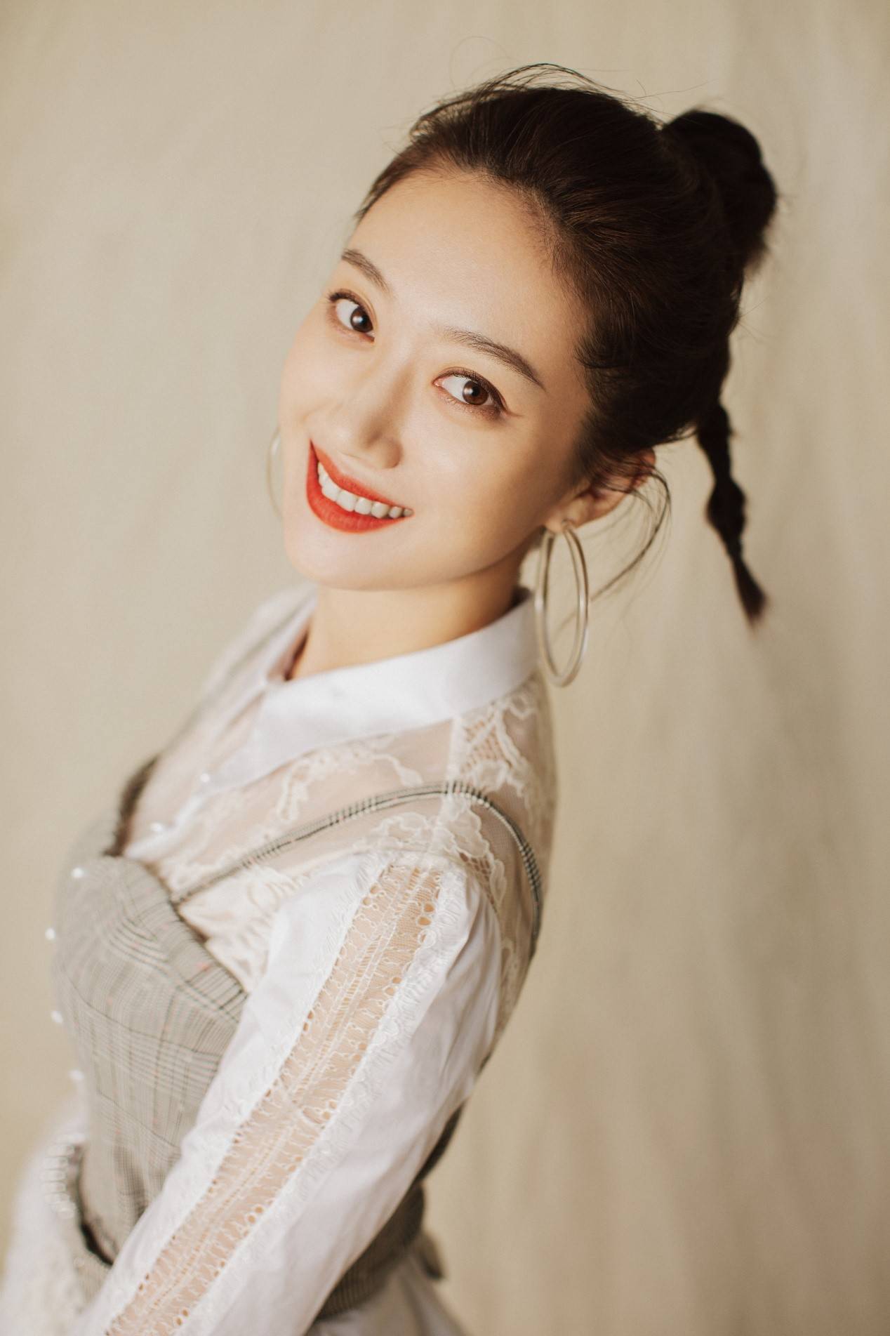 杨小米写真大放送格纹背带裤俏皮减龄