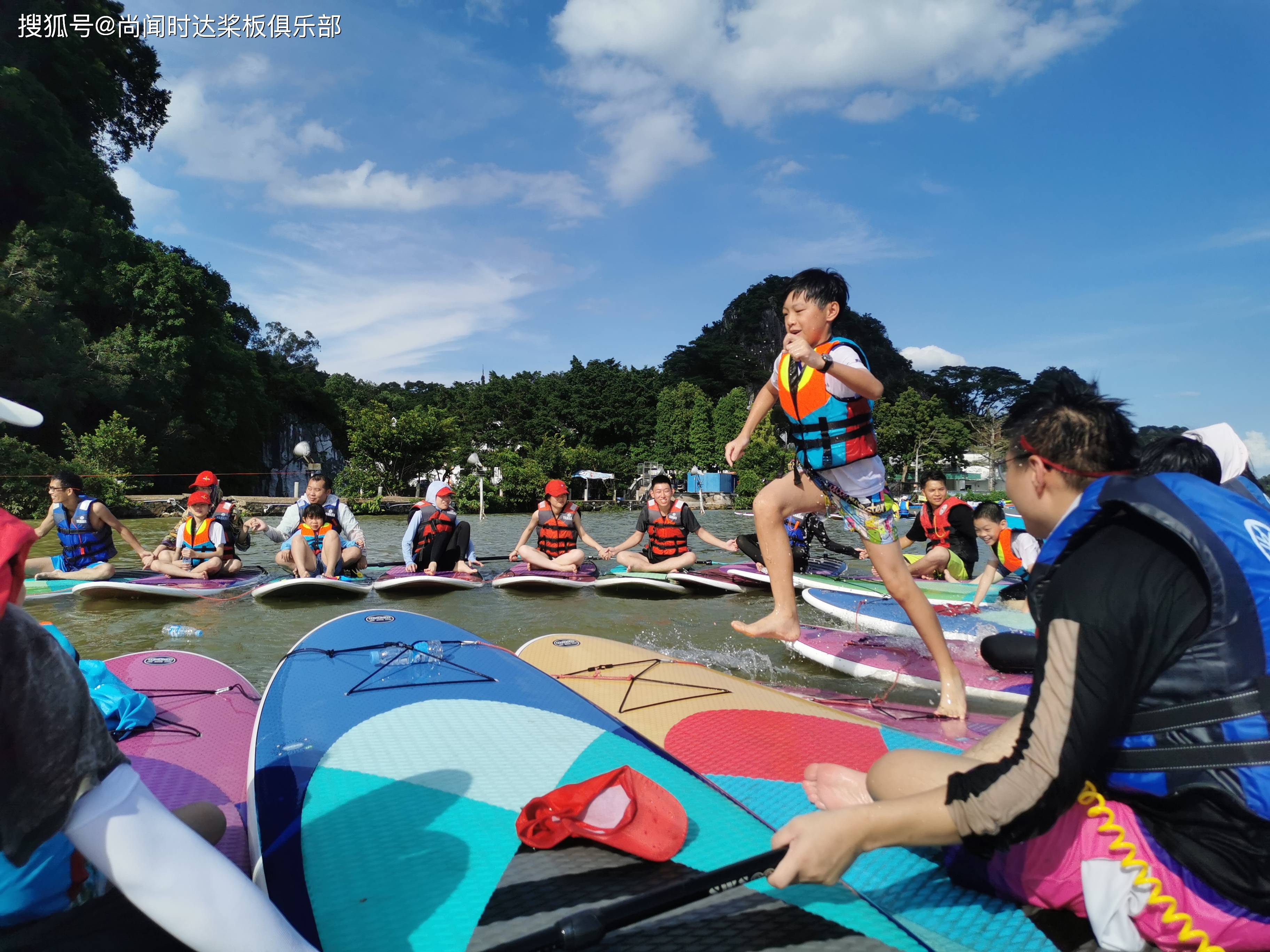 原创2021年儿童节在上犹南湖垂钓中心体验桨板悠闲划行微风拂来享受