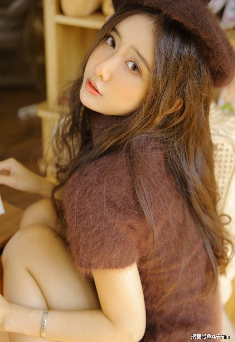 性感美女时尚写真大长腿小姐姐长发披肩俏皮可爱清纯甜美迷人