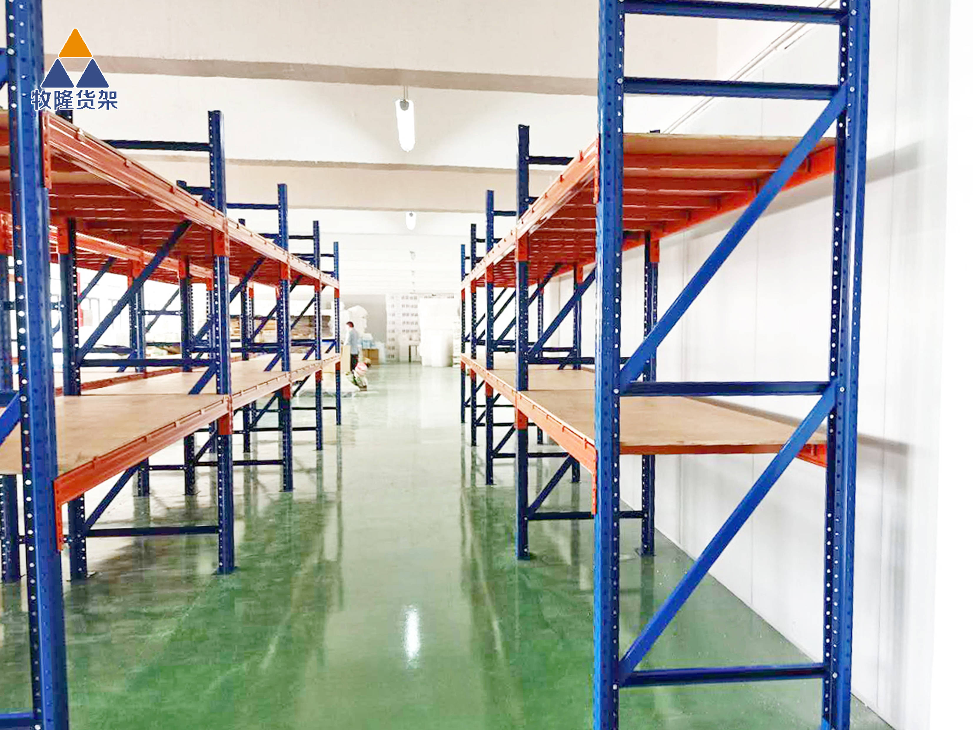有了中型货架在仓库中的存储,使仓库的空间得到充分的利用,仓库货架