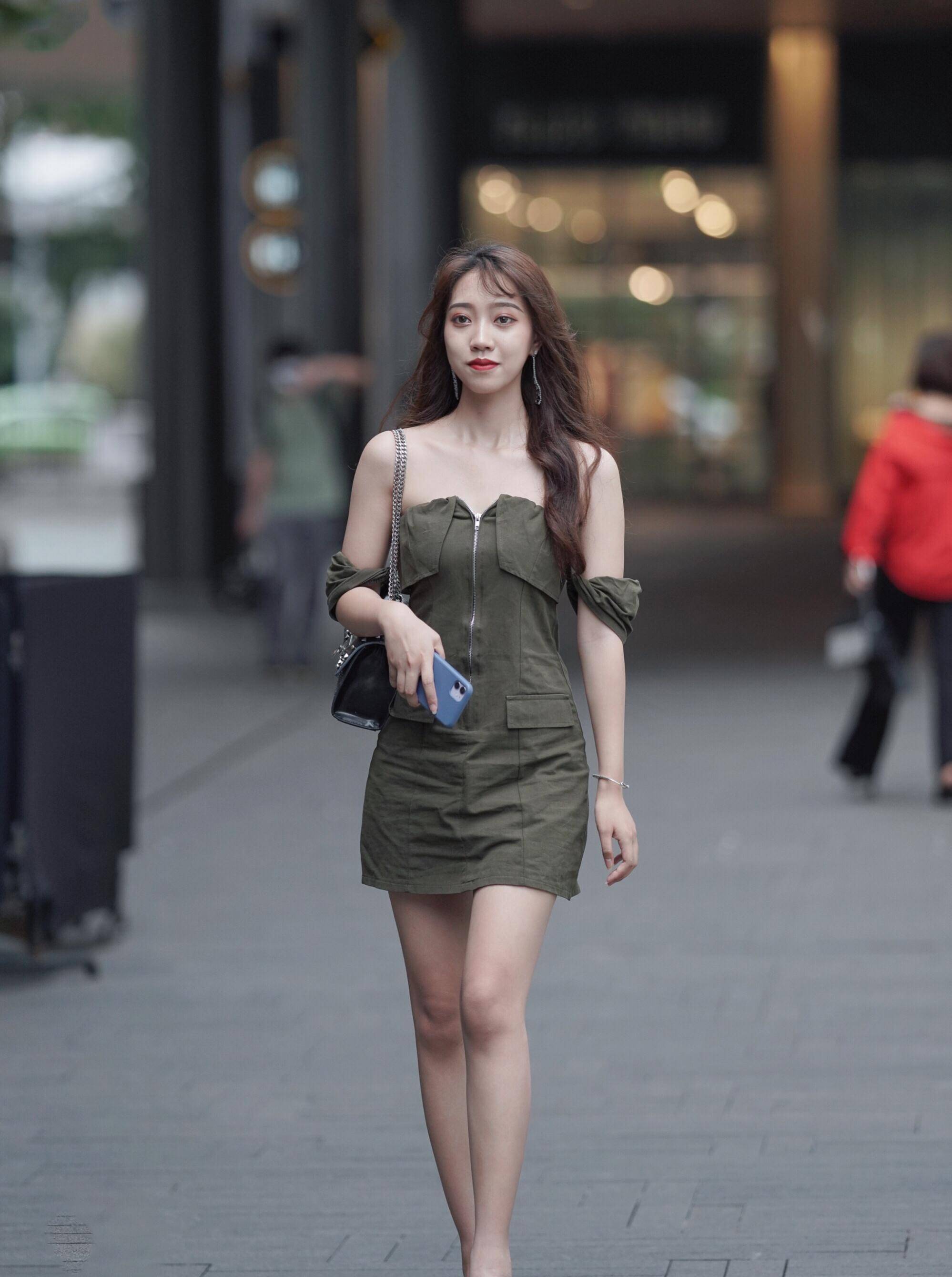 年轻的小姐姐穿搭很青春笑容很迷人