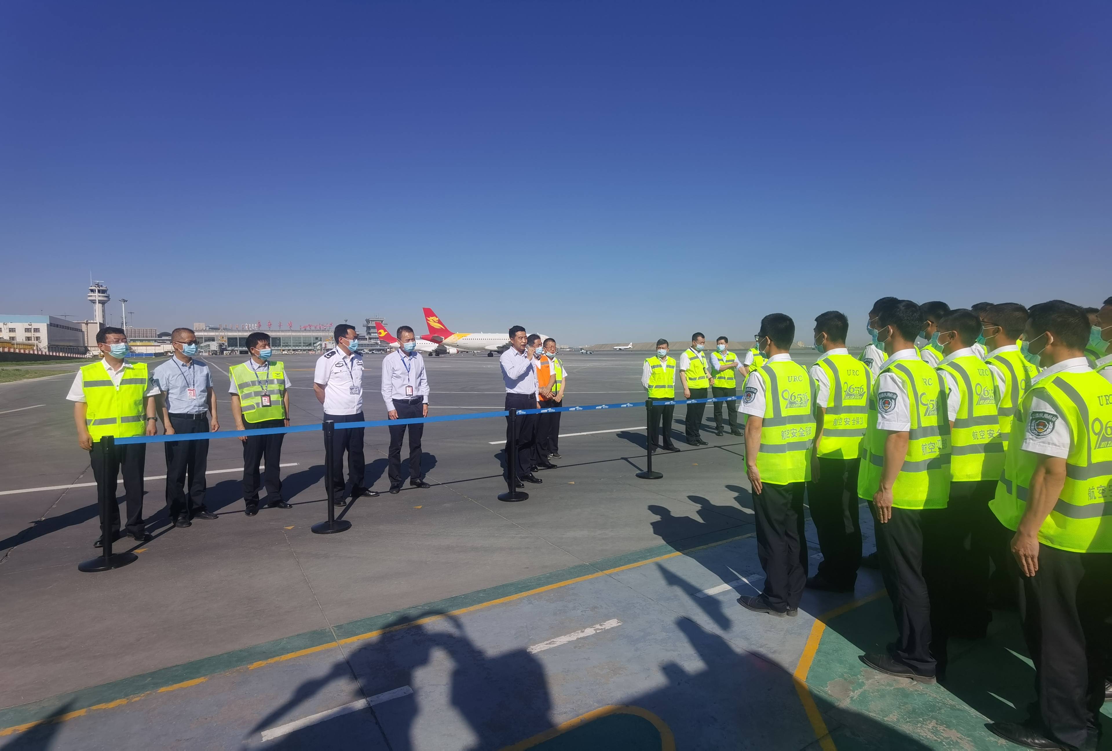 民航新疆管理局领导莅临乌鲁木齐国际机场分公司航空安全保卫部检查