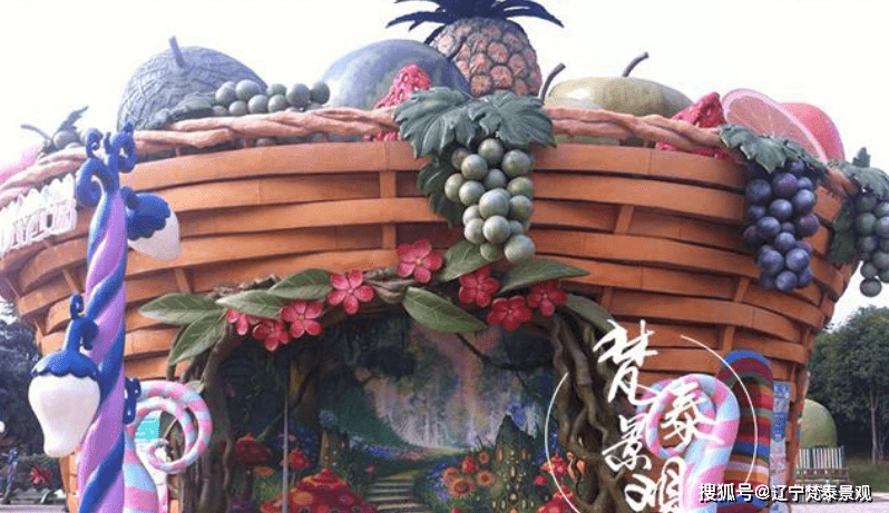 水果城堡——雕塑元素多而不杂,立体雕塑一花篮,一嘟噜一嘟噜的葡萄挂