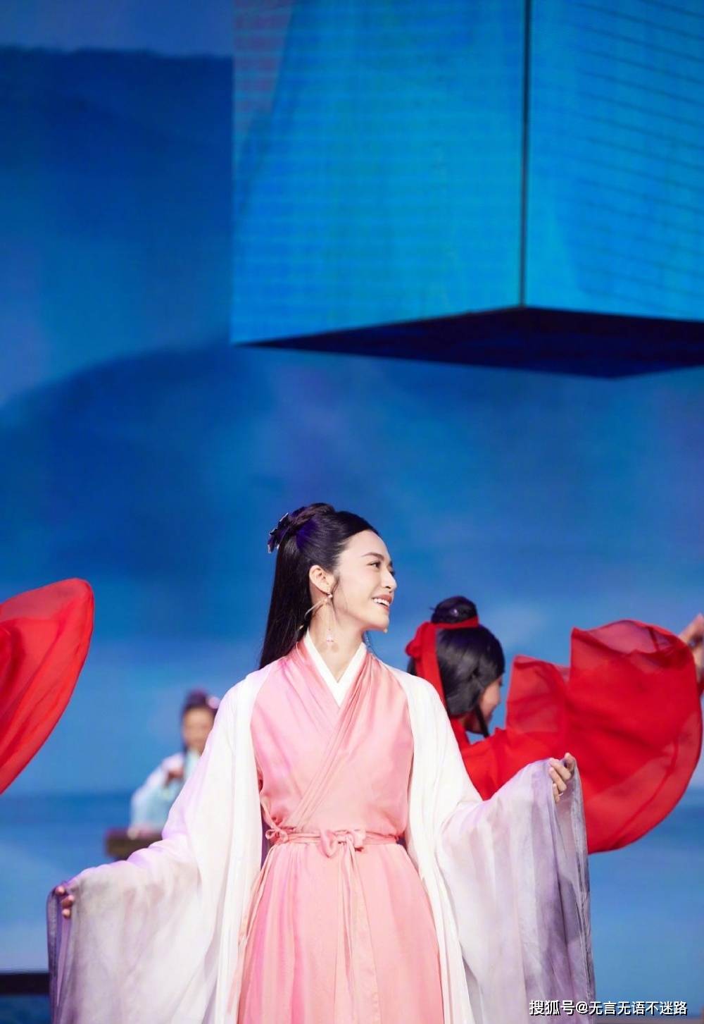 姚晨古装温婉造型仙气十足是不是有点梦回同福客栈了呢