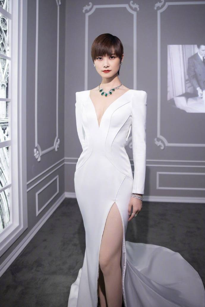 李宇春鱼尾裙曼妙灵动 潋滟红唇对镜浅笑优雅知性