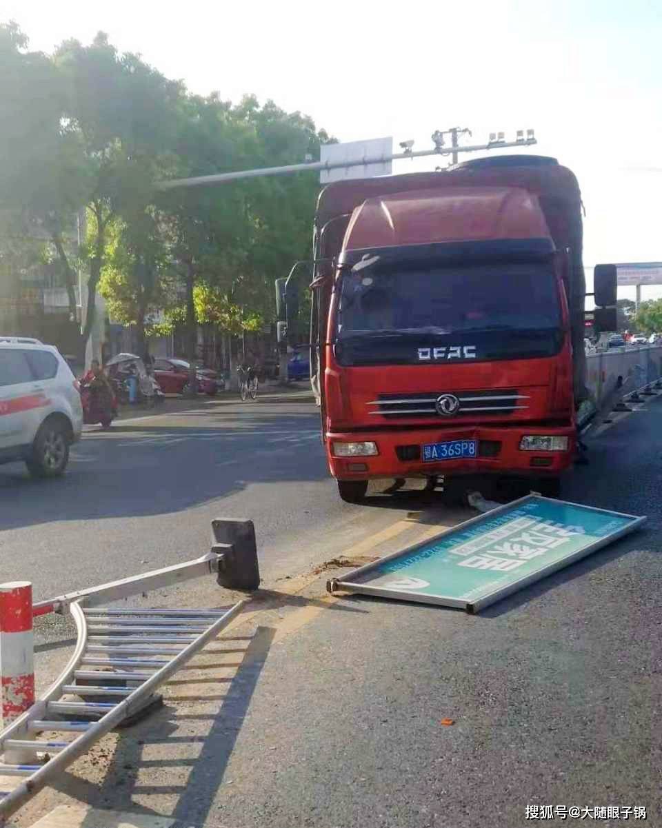 随州老316国道两水路口人行道护栏被撞,过往司机注意