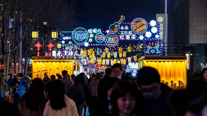 老街焕新颜济南泉城路商业街晋升网红打卡地助力夜间经济再升温