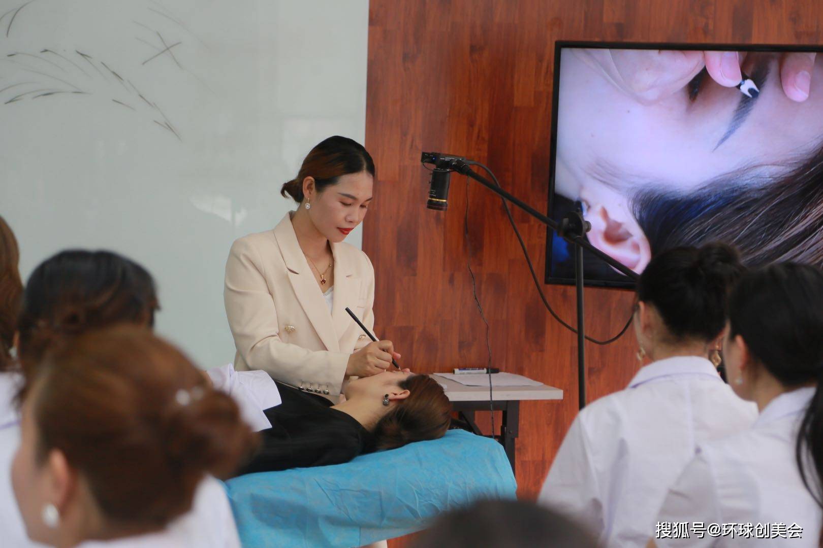 赵日娟老师在纹绣教学中为学生现场实操纹眉技术赵日娟老师带班的纹绣