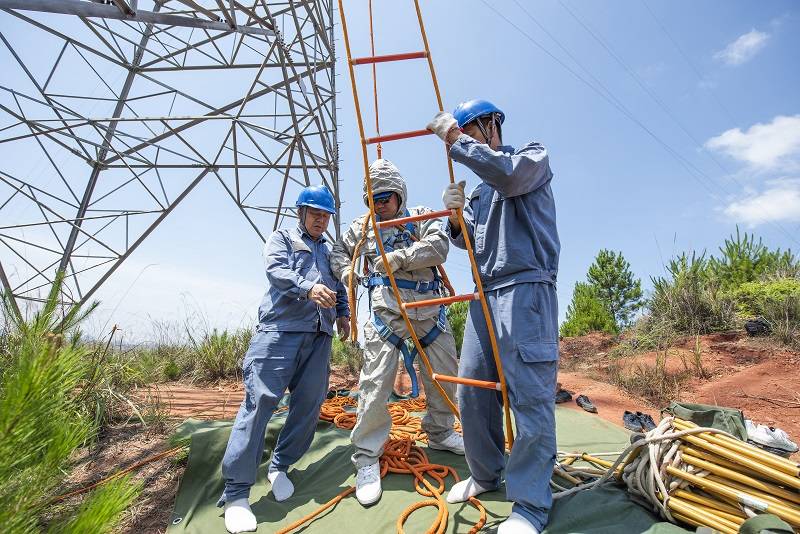 南方电网广西梧州供电局开展等电位带电作业助力西电东送图