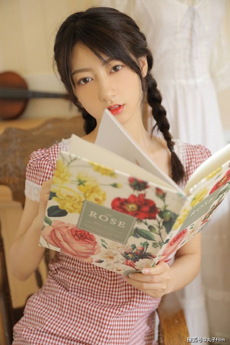 性感美女时尚写真:麻花辫小姐姐大长美腿,清纯甜美可爱迷人!