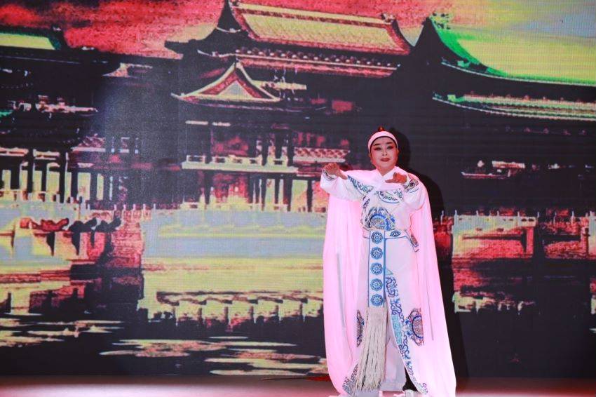 "浙江省杭州黄龙越剧团国家一级演员"——周燕的《北地王-哭祖庙》;"