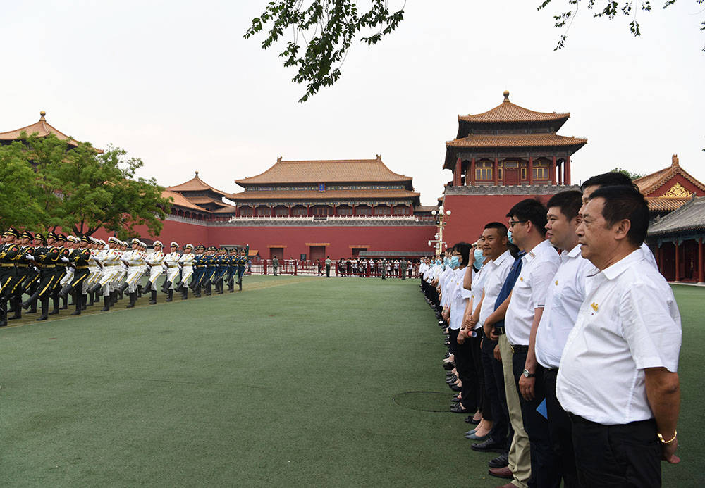 建党百年国旗护卫队图片