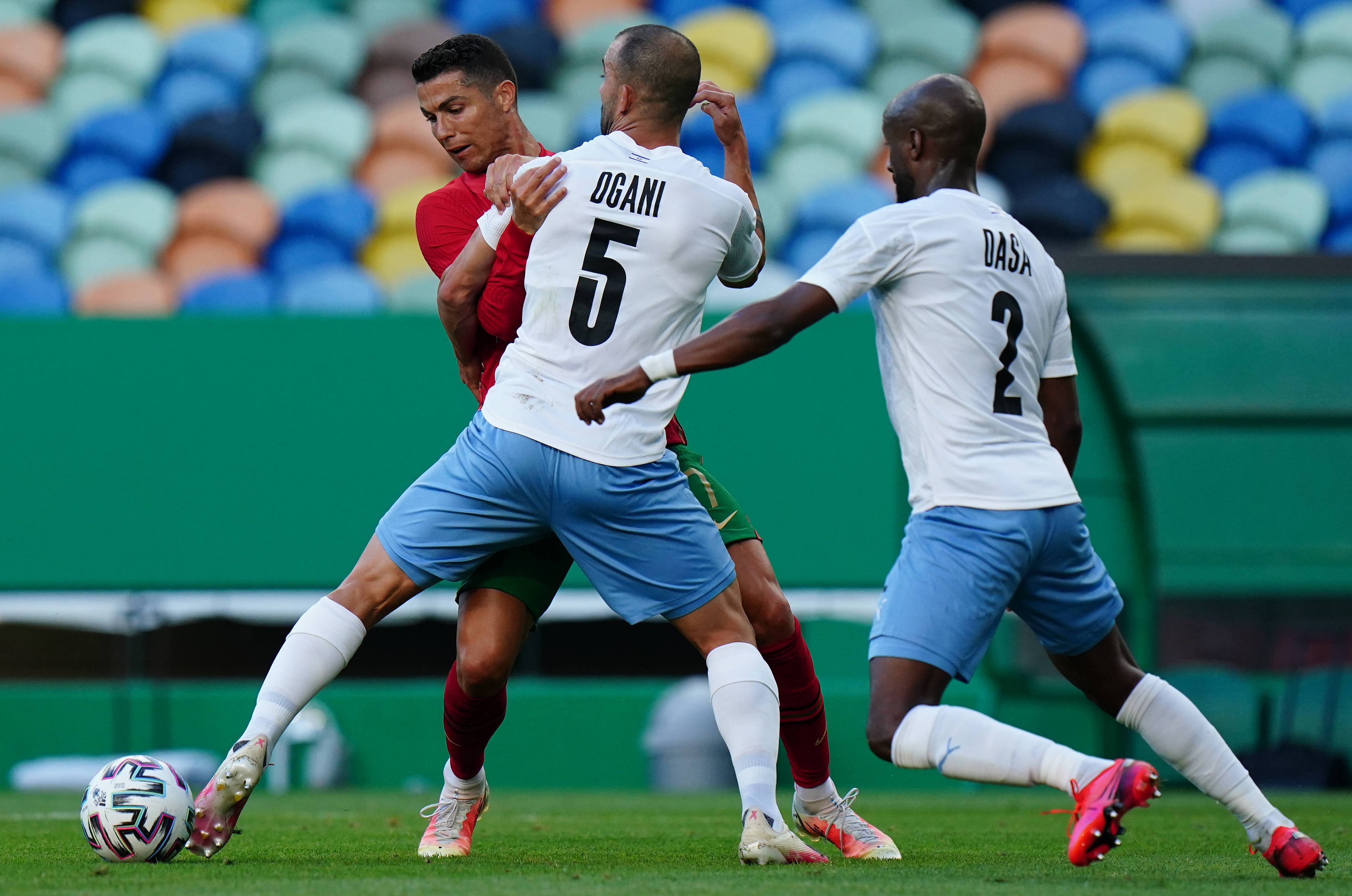 高清图c罗带球闲庭信步佩佩对位扎哈维全神贯注