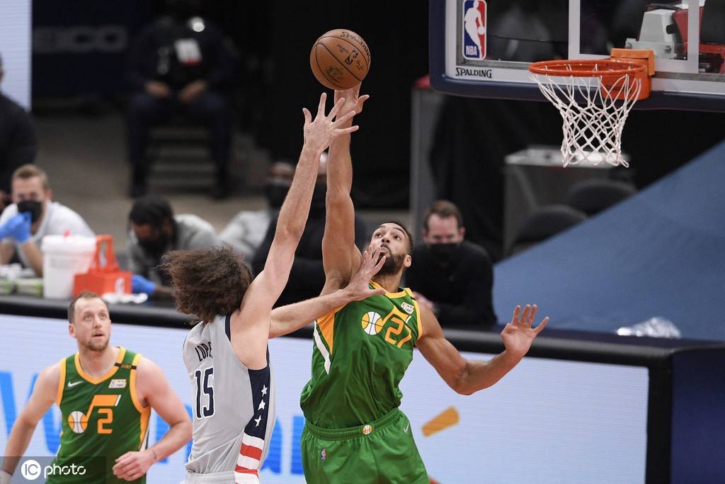 高清图:最佳防守球员当之无愧 戈贝尔大帽盘点