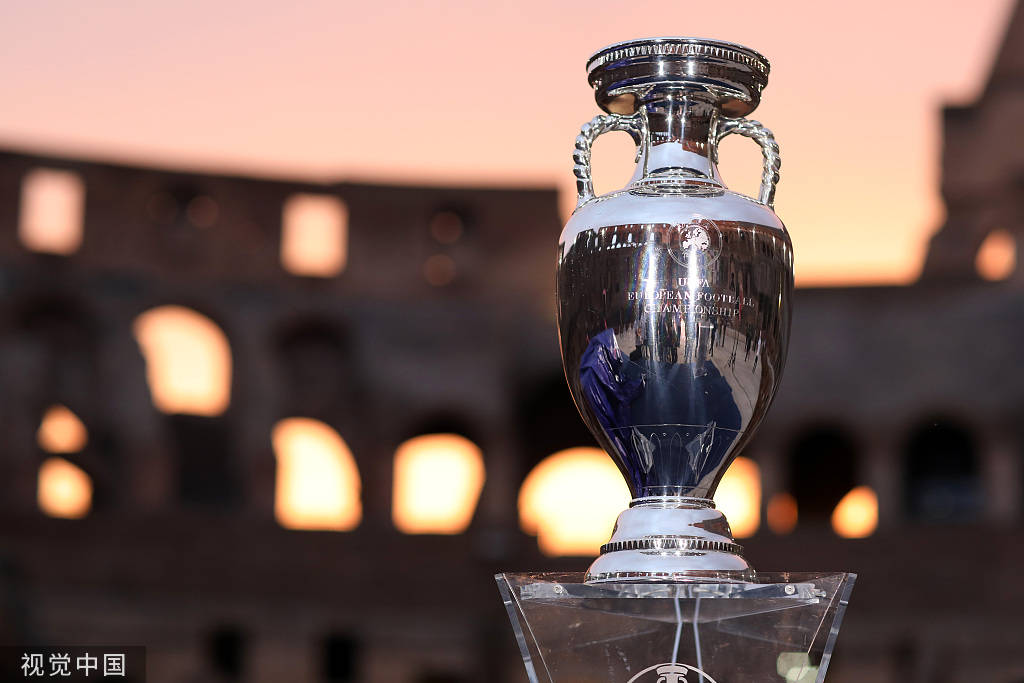 高清图:欧洲杯奖杯亮相罗马 菲戈切费林亮相现场