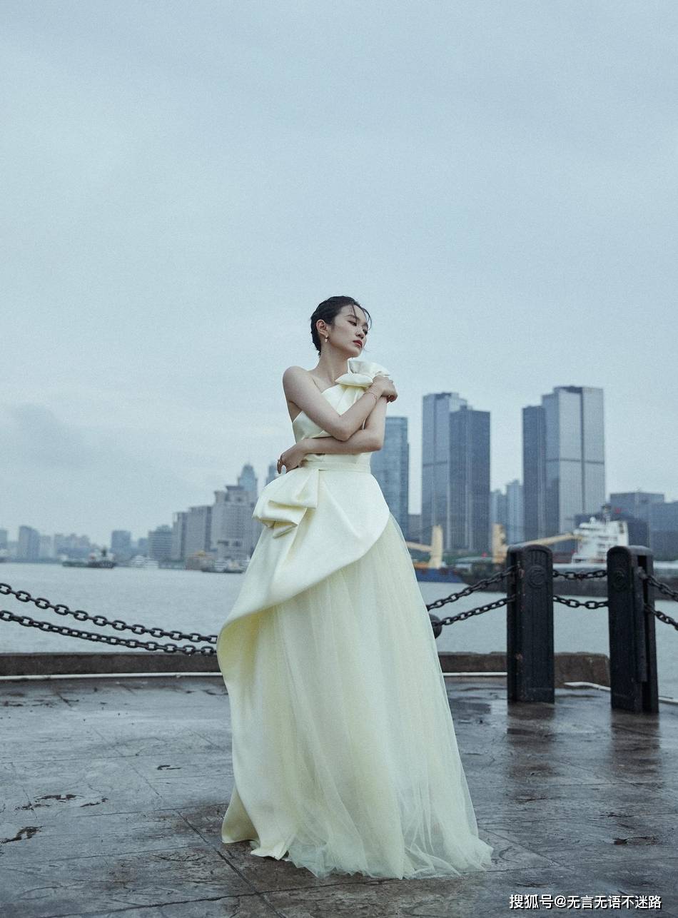广东籍90后美少女演员黄尧单肩纱裙唯美迷人