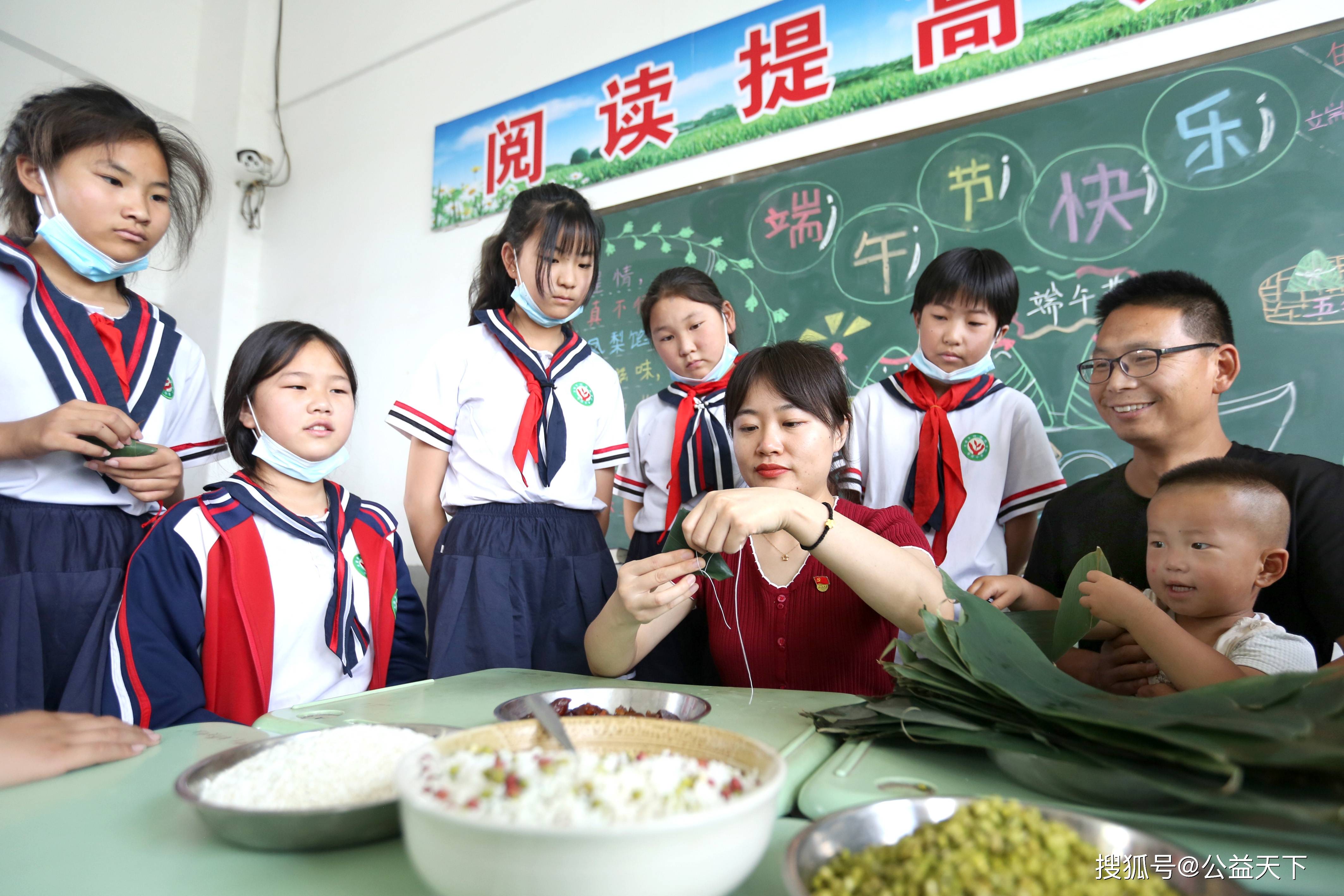 河南安阳:学传统 包粽子 五彩香囊迎端午