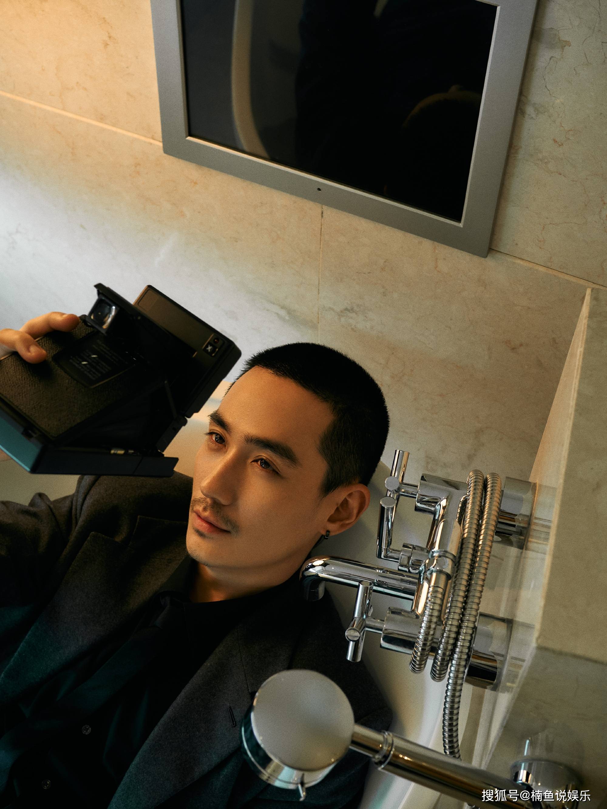 原创朱一龙寸头造型走红毯西装搭配小胡须又痞又野行走的荷尔蒙