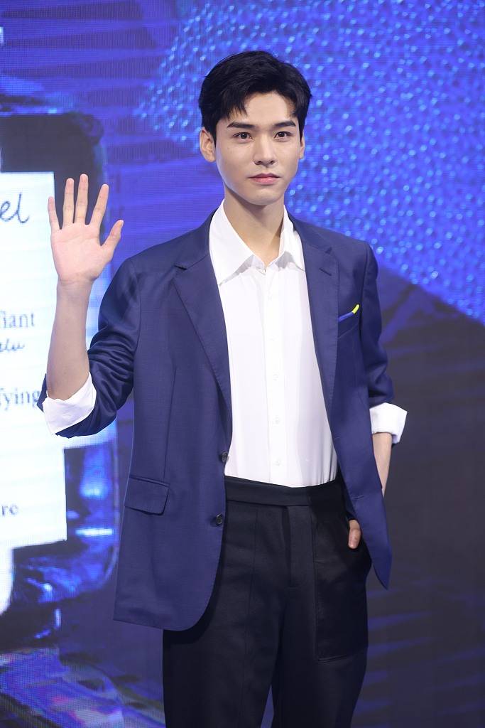 (视觉中国/图)2021年6月14日,龚俊现身上海参加活动,他身穿蓝色西服