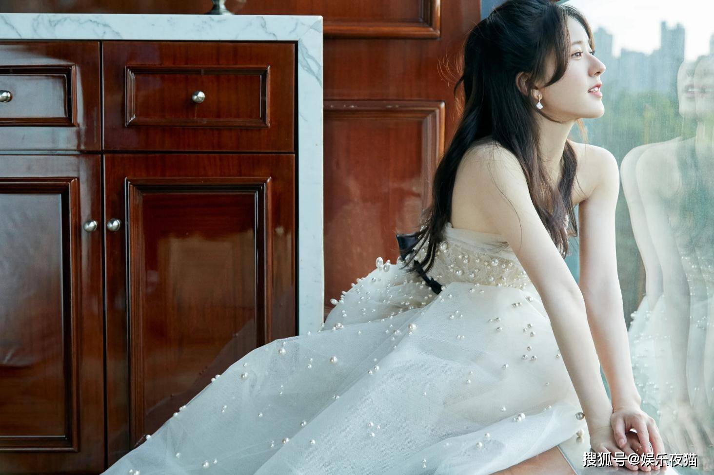 赵露思蝴蝶结抹胸长裙造型优雅感性,越来越好看了