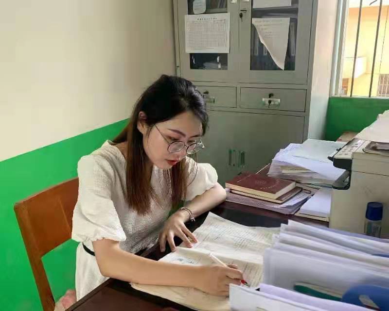 博学多才,对老师职业羡慕不已,懵懵懂懂的她,萌发了当老师的愿望,这个