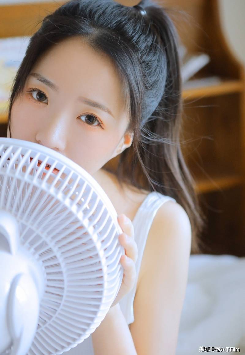 性感美女时尚写真呆萌少女杏眼红唇娇憨可爱清纯甜美迷人