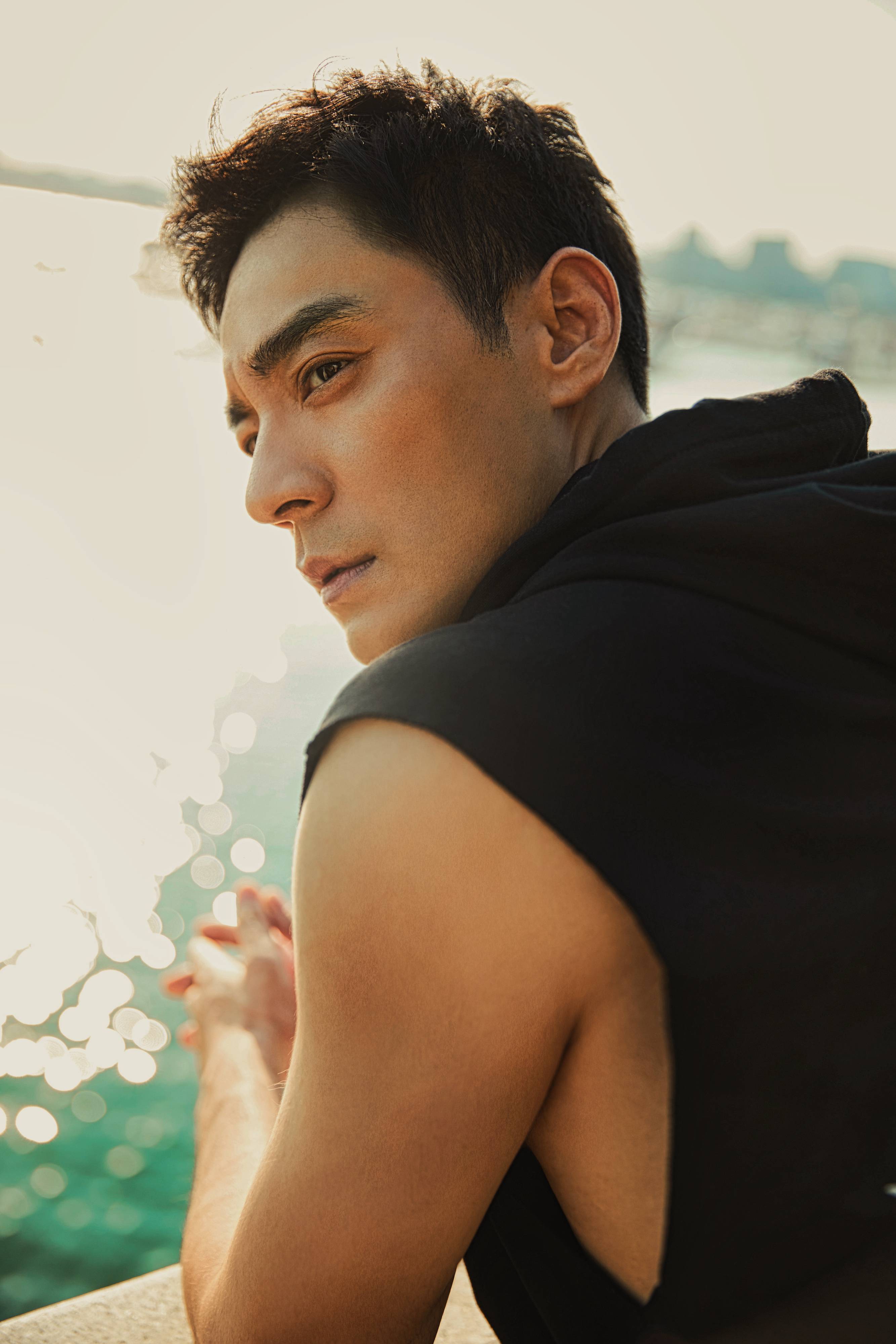 李光洁夏日清凉大片释出 硬朗线条凸显好身材