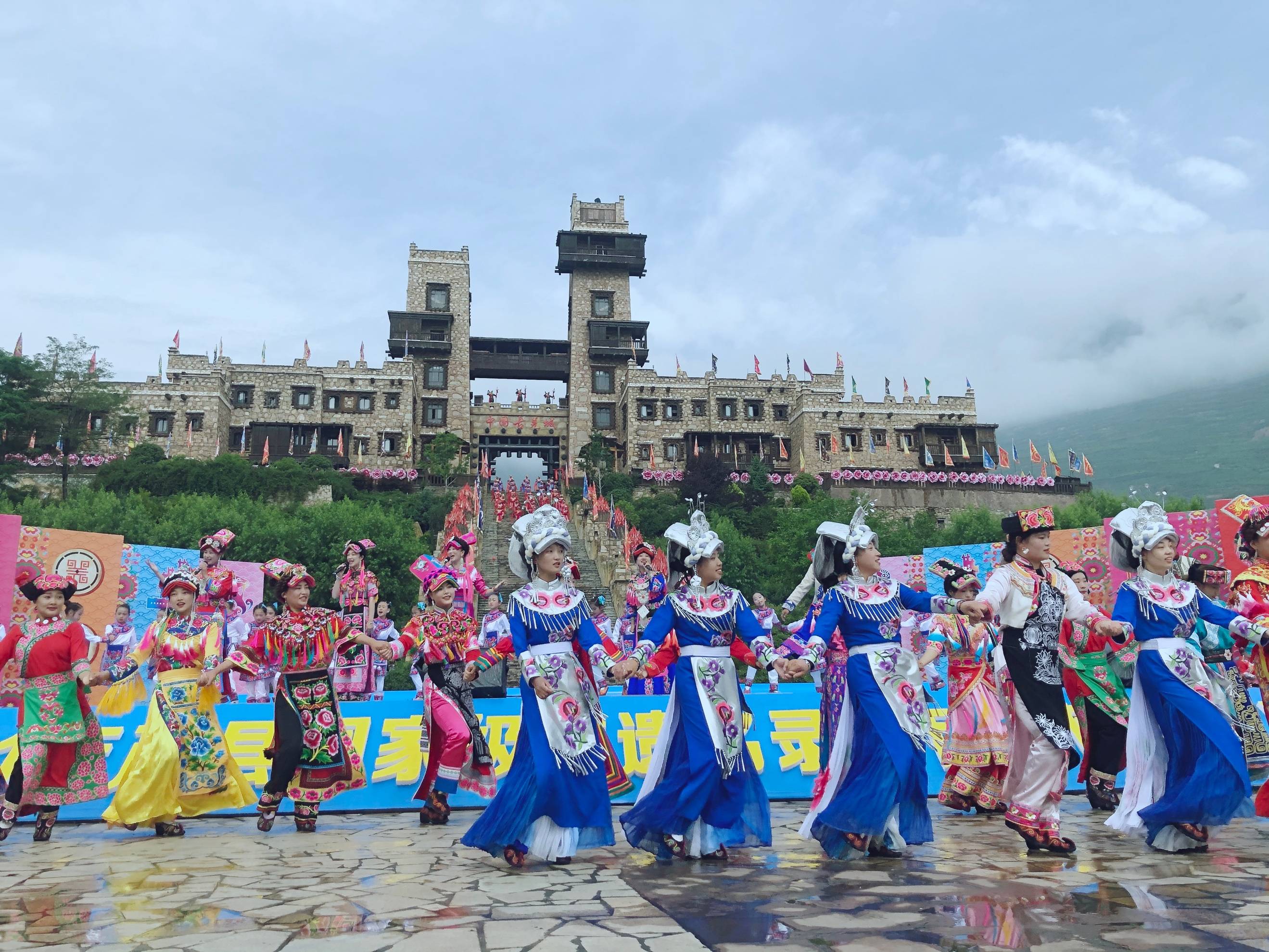 瓦尔俄足节,俗称"歌仙节"或"领歌节,又被称作"羌族妇女节.