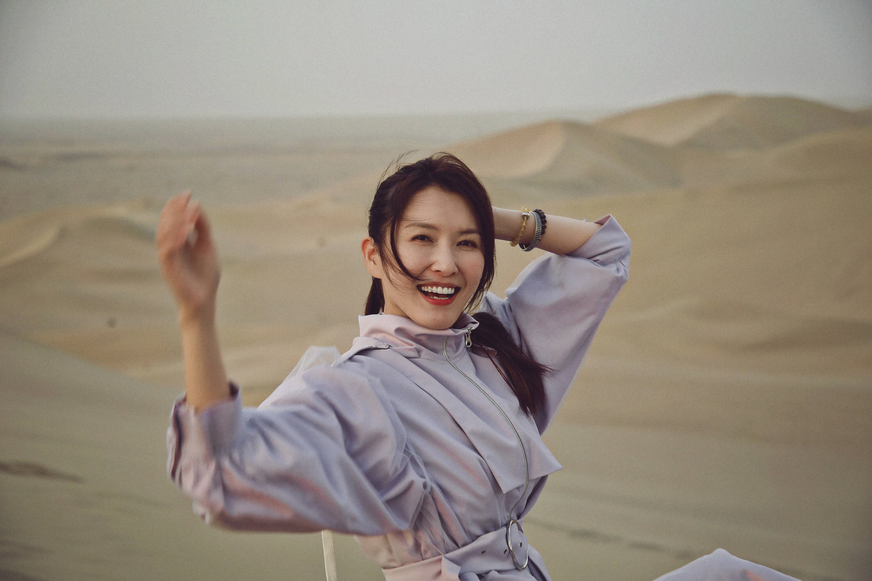 徐洁儿戈壁敦煌写真曝光 率性洒脱治愈感十足