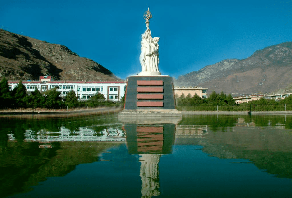 "溜溜的山,洁白的云,奔腾的河,迅疾的风"之间的四川省康定市姑咱镇,西