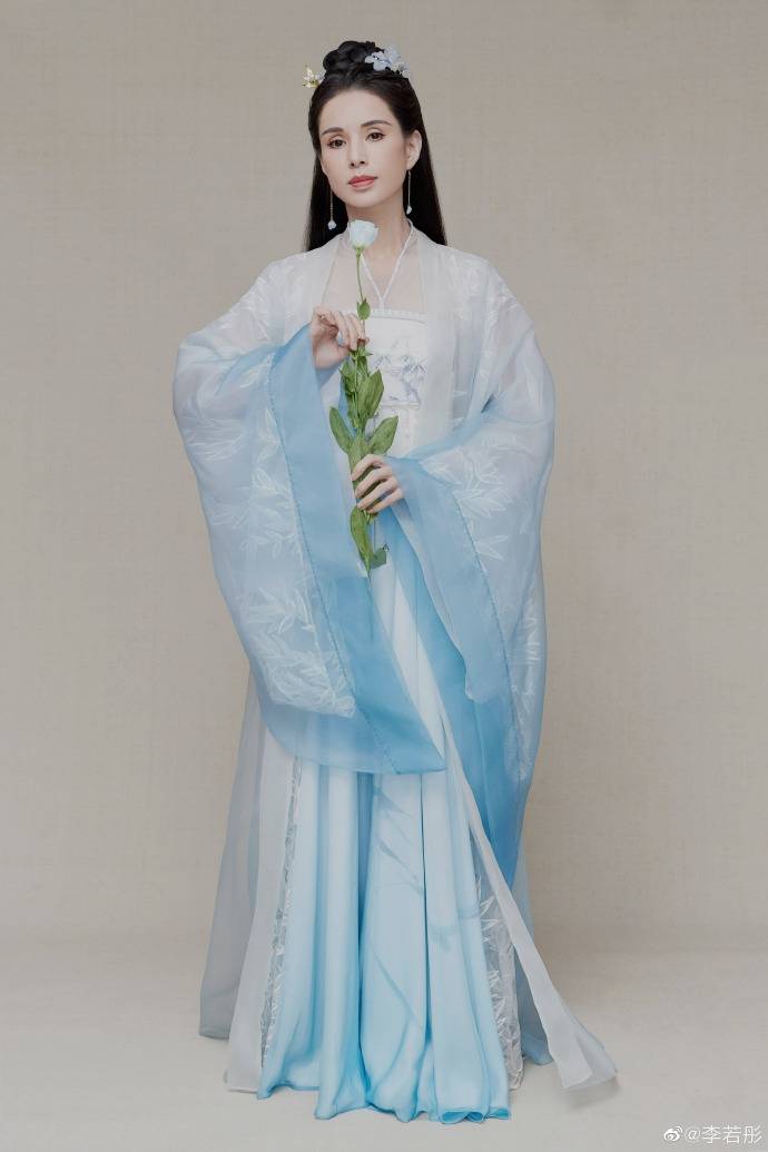 李若彤和白玫瑰比美!穿浅蓝色古装梦回"小龙女"