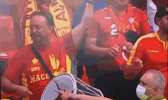 忘我！北马其顿球迷为球队呐喊助威 战鼓破了还在敲_比赛