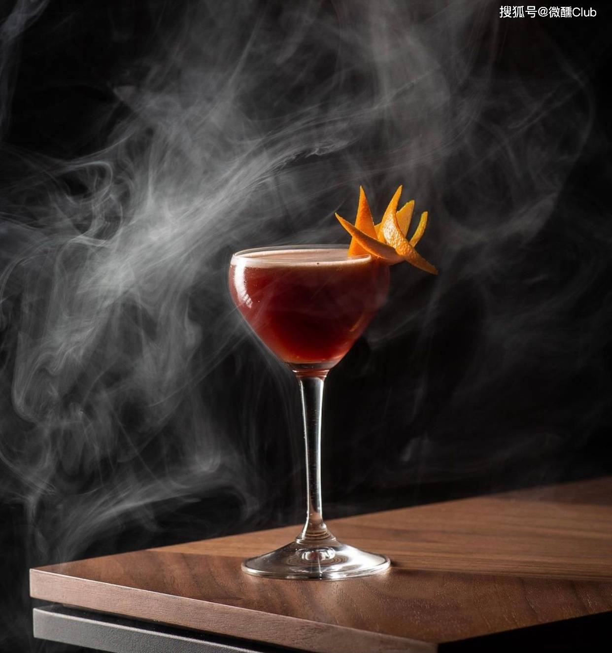 也许你会问我为什么是血与沙这杯鸡尾酒?