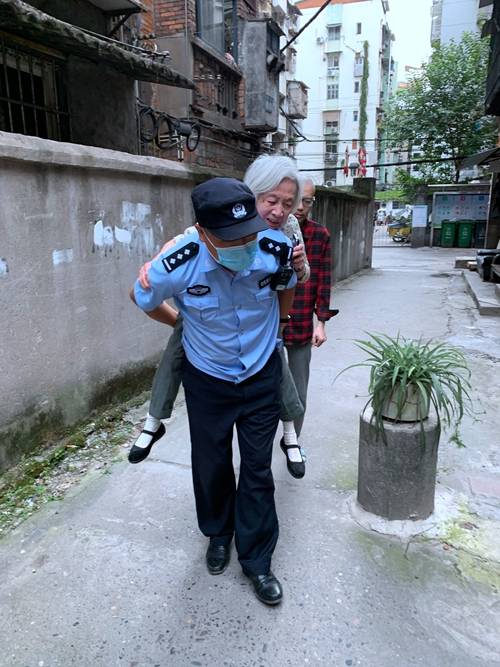 烈日炎炎民警徒步背老人背后故事暖人心