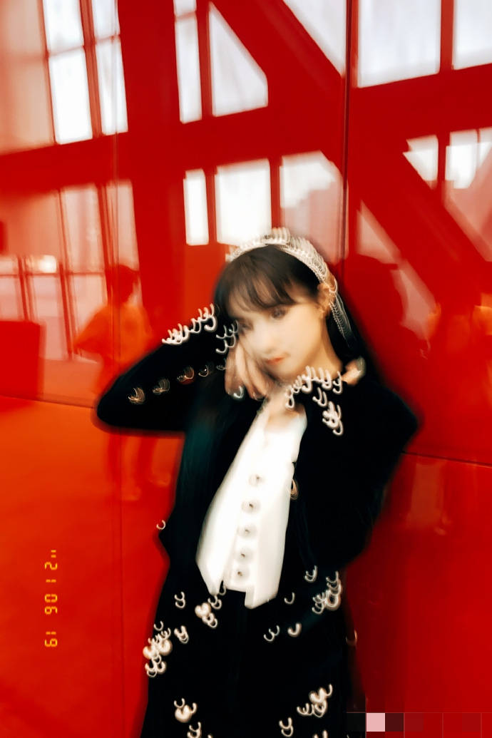 宋雨琦晒虚焦美照 穿黑色西装配粉拖鞋个性十足