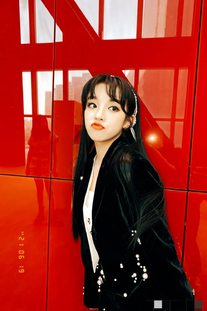 宋雨琦晒虚焦美照 穿黑色西装配粉拖鞋个性十足