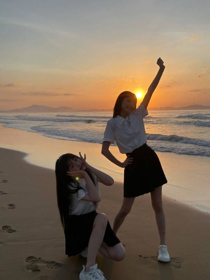 虞书欣晒与林小宅合照 姐妹俩五点半起来看日出