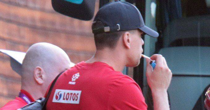 尤文波兰双料门神公然吸烟被拍 看到记者一脸淡定_斯尼