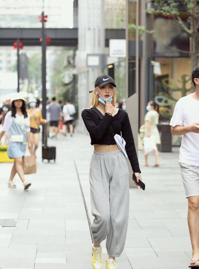 女生秋季裤子穿搭怎么搜_女生尿裤子