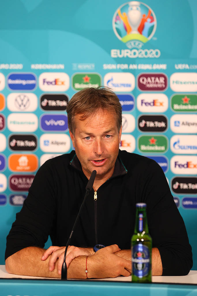 高清图:丹麦赛后发布会 主帅携克里斯滕森出席