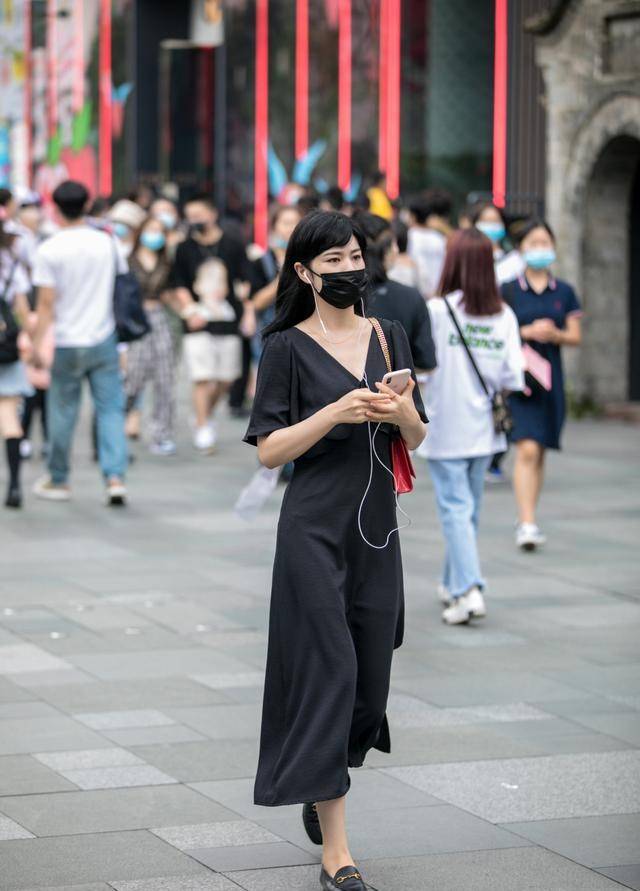 小黑裙穿搭经典款盘点 95ac0a912b2242ab8ffabd63175ac856.jpeg