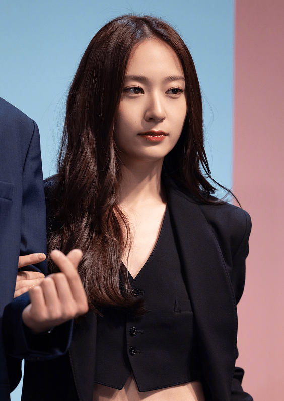 原创27岁郑秀晶近照状态超好一身黑色西装造型颜值身材都在线