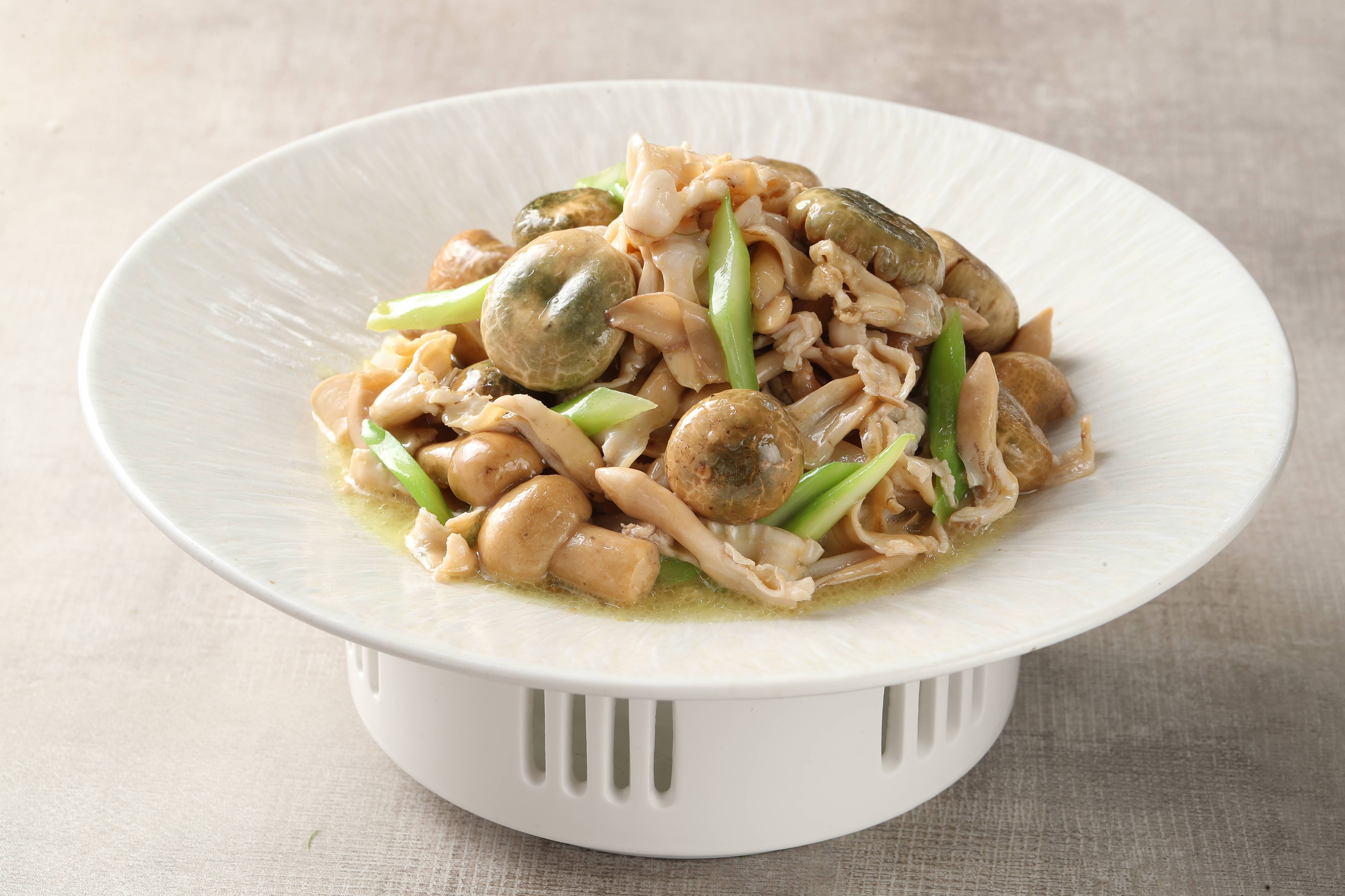 竹荪,白参,鸡枞,牛肝菌,见手青,老人头,这些我们听来陌生的食材,都是