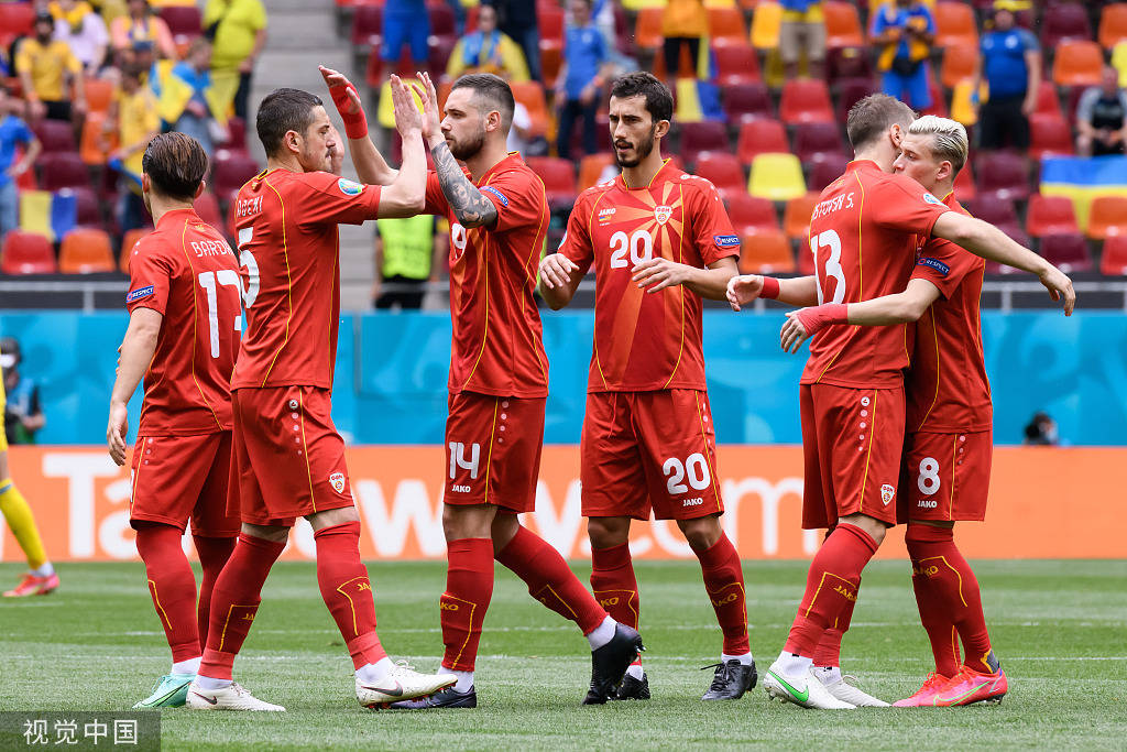 1/ 12 本届欧洲杯是北马其顿队史首次参赛,首轮1-3不敌奥地利,第二轮1