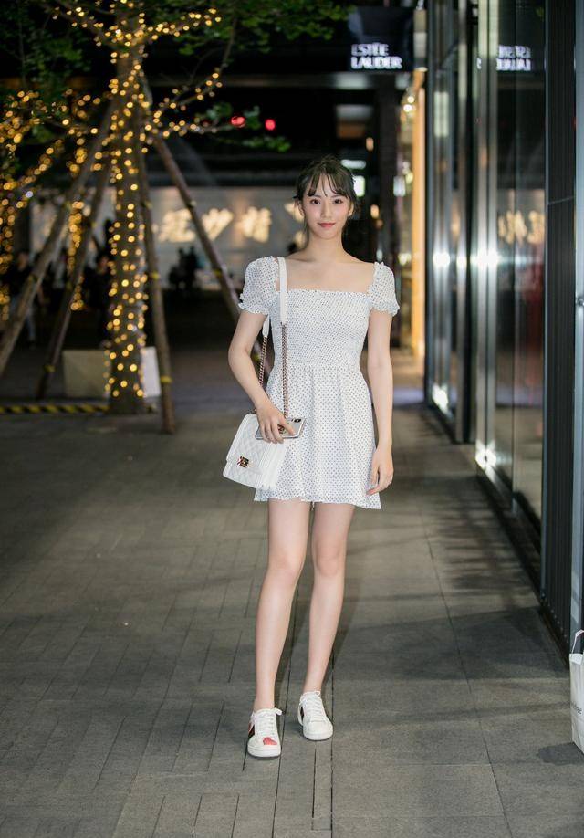 白色连衣裙是小姐姐们的最爱随便一条都能穿出夏天最甜的味道