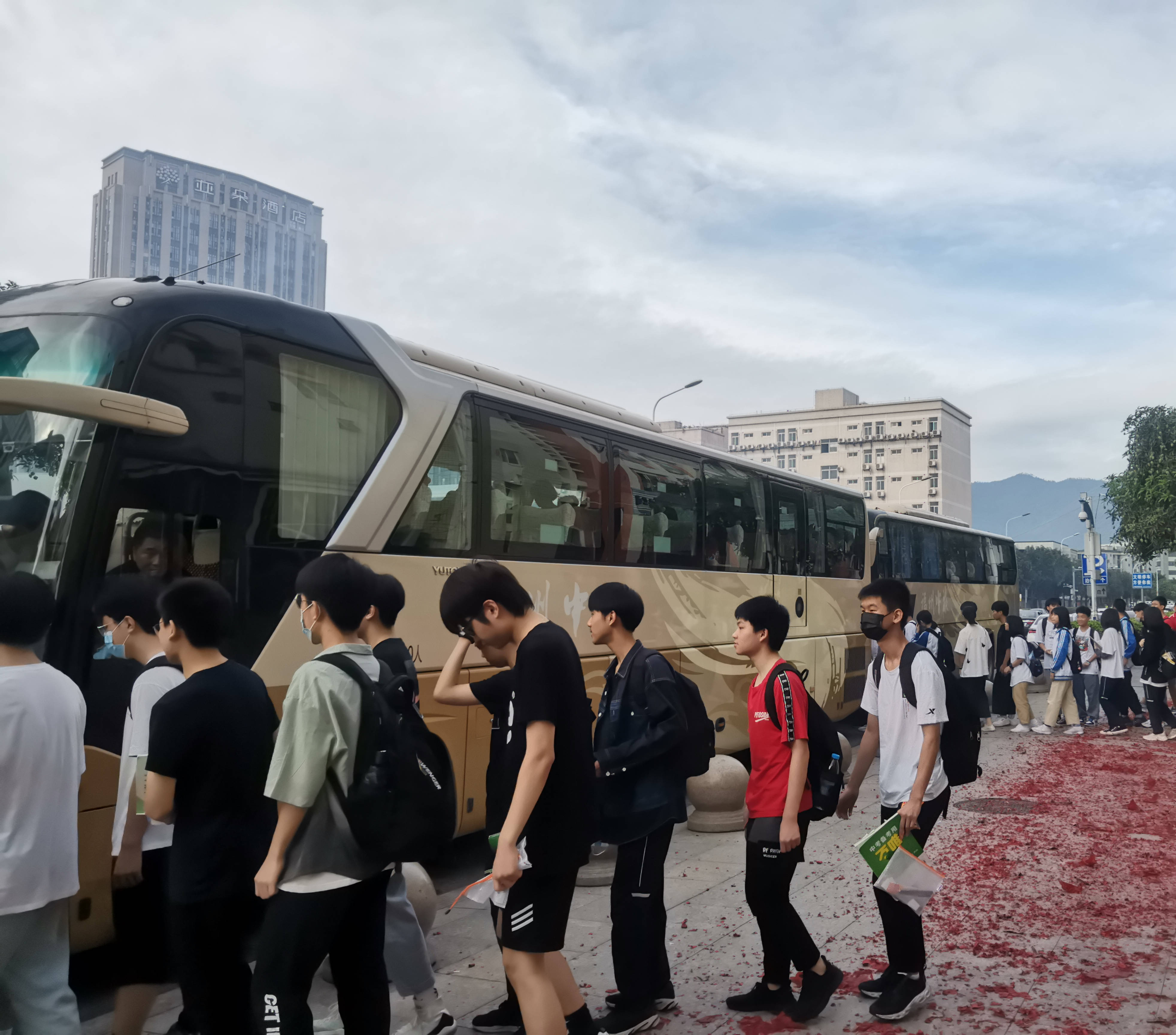 雨润桃李花千树,风举鲲鹏翔万里