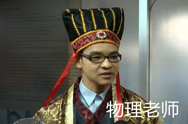 原创各科老师穿汉服上课火了语文老师全场最佳物理老师太滑稽