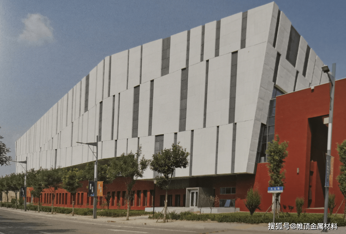 体育馆案例该项目主要建造材料有:grc条纹版幕墙系统,外墙涂料,玻璃